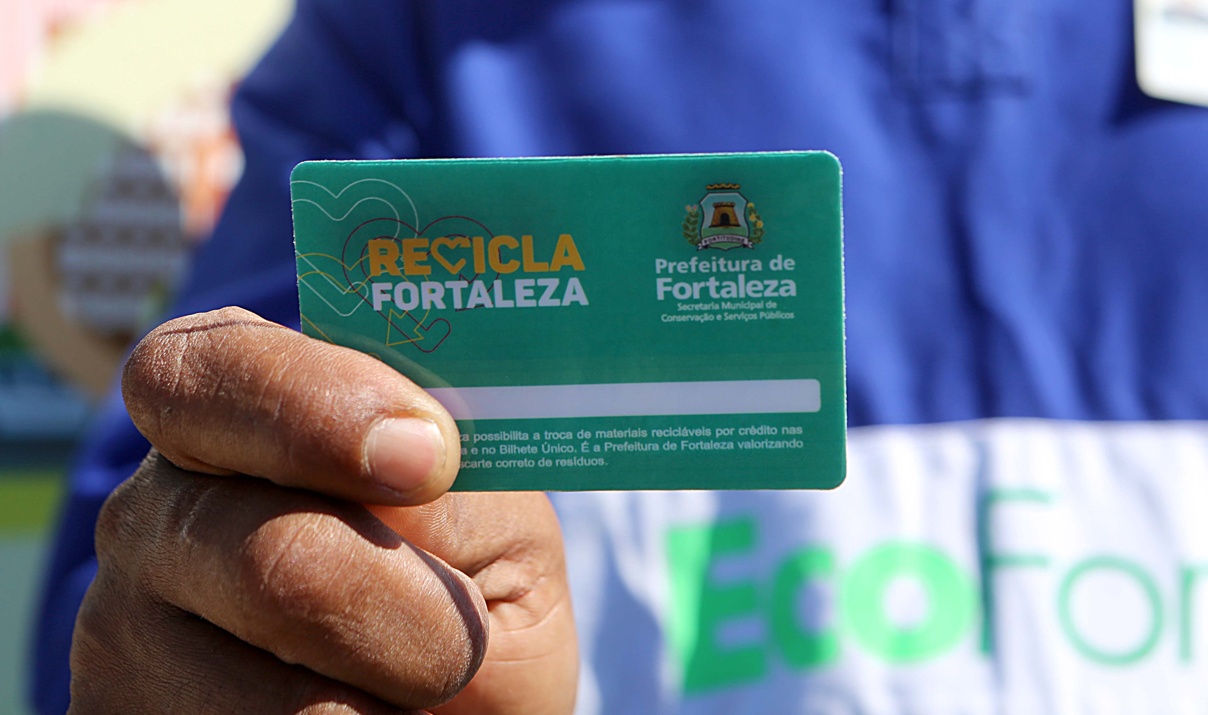 homem segura o cartão do projeto recicla fortaleza